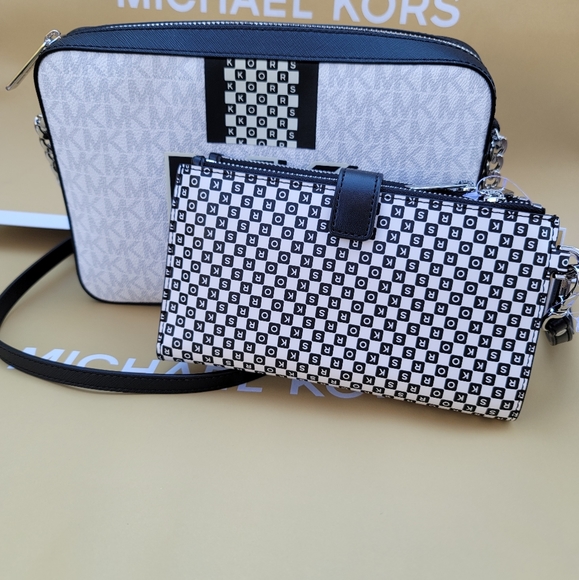 Michael Kors Set Xbody and Wallet - Picture 2 of 4